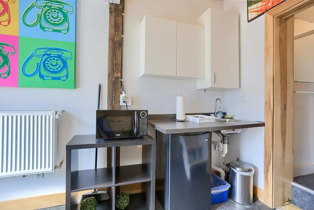 Adorable, Tiny Micro Loft In High Park Hotel Toronto Kanada