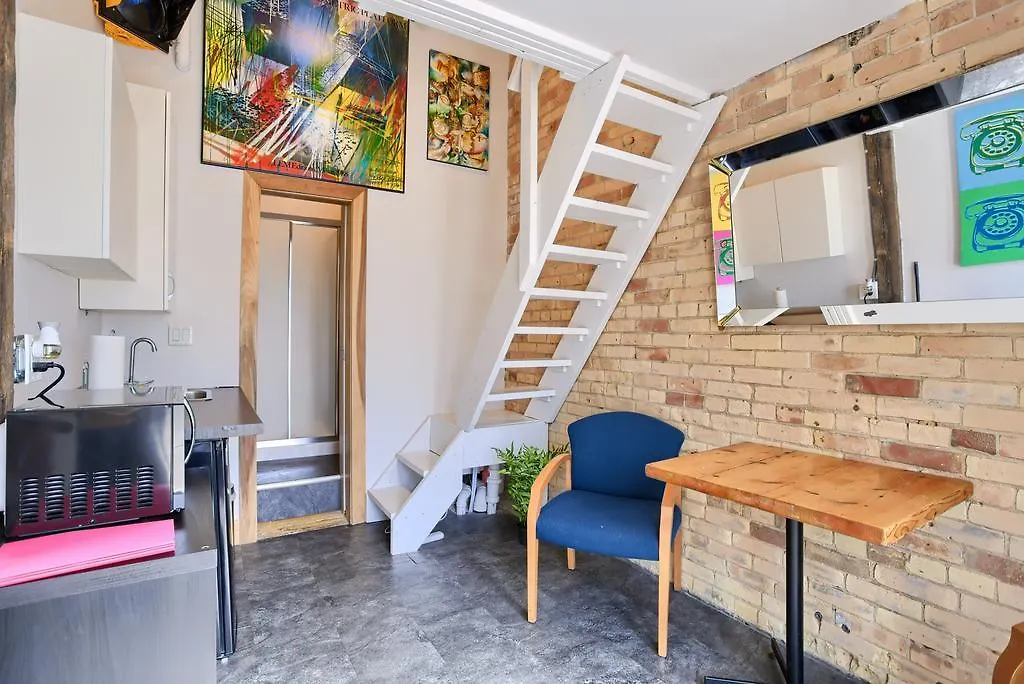 Apartament Adorable, Tiny Micro Loft In High Park Hotel Toronto Kanada